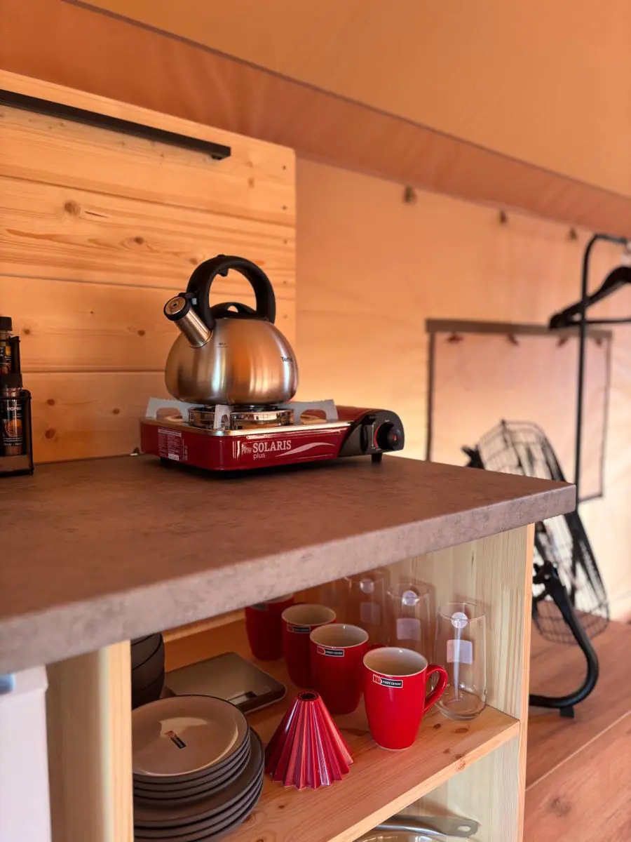 Кухня и спальная зона в палатке-тенте Mountain Race Base Camp