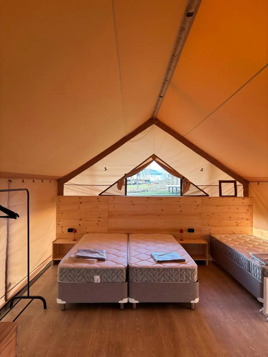 Кухонная зона в палатке-тенте Mountain Race Base Camp