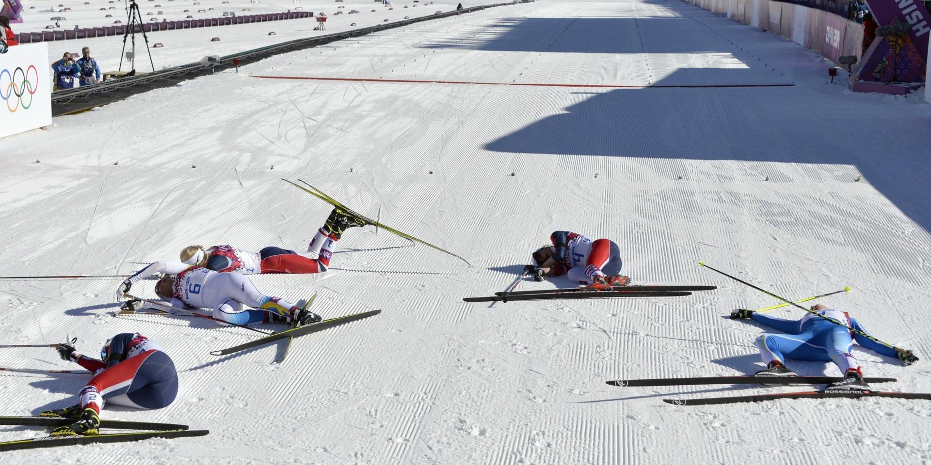 Лыжники на финише лежат